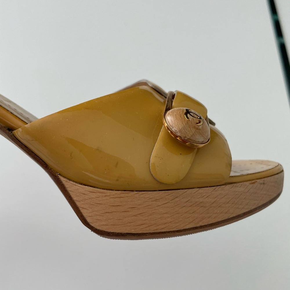 CHANEL DIRTY YELLOW PATENT LEATHER HEEL SLIDES US 9 - Picture 9 of 16